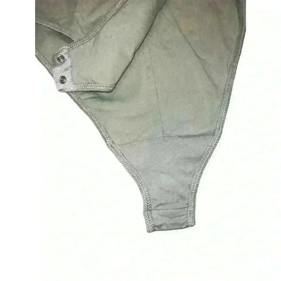 Everlane Light Green Short Sleeve V Neck Bodysuit Size Small - Picture 3 of 6